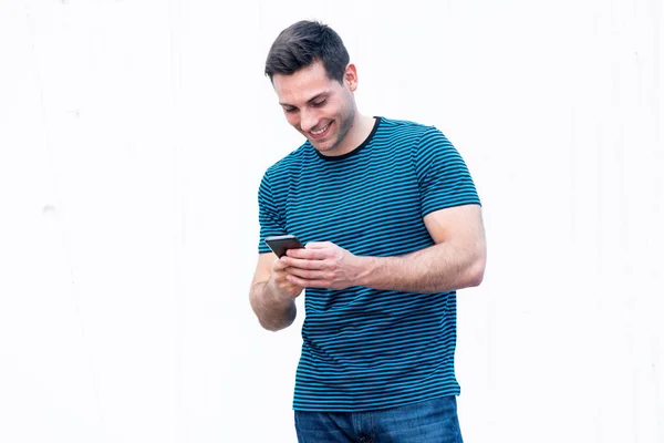 Портрет Счастливого Молодого Человека Смотрящего Мобильный Телефон Белом Фоне — стоковое фото