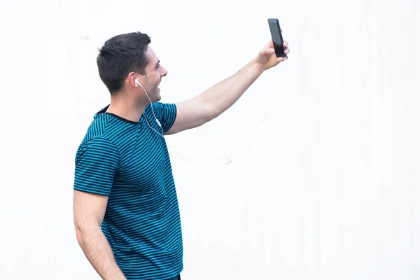 Портрет Красивого Молодого Человека Делающего Селфи Мобильным Телефоном — стоковое фото