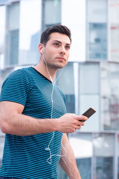 Retrato Jovem Caminhando Cidade Com Telefone Celular Fones Ouvido — Fotografia de Stock