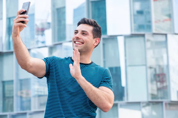 Retrato Cara Feliz Segurando Celular Tirando Selfie Fora — Fotografia de Stock