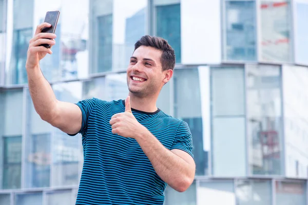 Retrato Jovem Sorridente Tomando Selfie Com Polegares Celular Para Cima — Fotografia de Stock