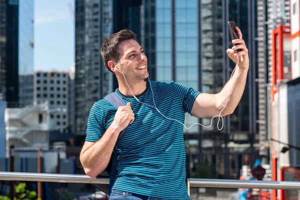 Retrato Belo Jovem Tomando Selfie Cidade Com Telefone Celular — Fotografia de Stock