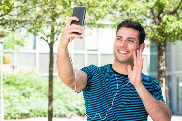 Portre Mutlu Genç Adam Telefon Tutuyor Şehirde Selfie Çekiyor — Stok fotoğraf