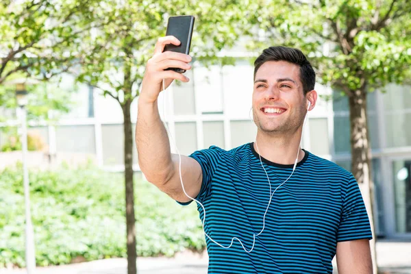Portrait Jeune Homme Souriant Tenant Téléphone Prenant Selfie Extérieur Ville — Photo