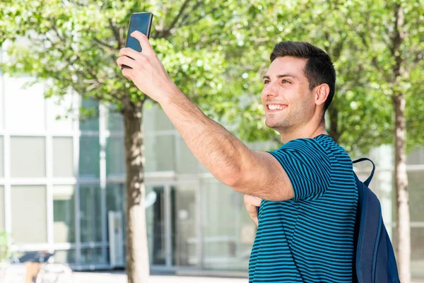 Boční Portrét Usmívajícího Mladého Muže Taškou Mobilním Telefonem Jak Venku — Stock fotografie