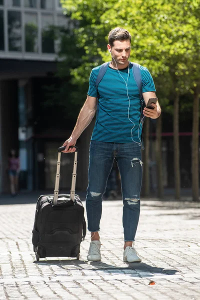 Full Längd Porträtt Ung Resande Man Promenader Med Resväska Och — Stockfoto