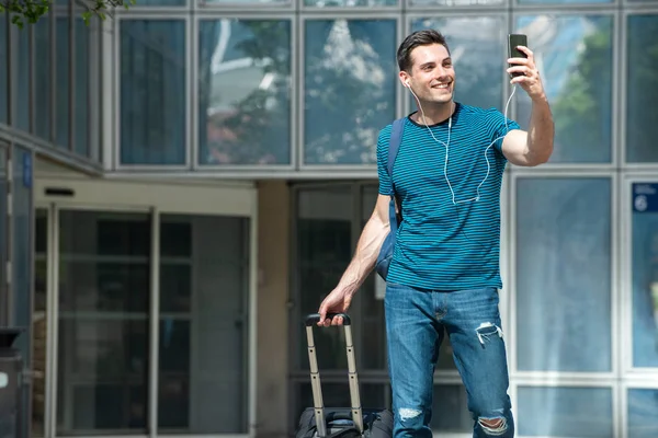 Ritratto Uomo Viaggio Felice Con Valigia Scattare Foto Selfie Sul — Foto Stock