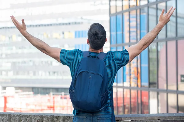 Porträtt Bakifrån Ung Man Med Ryggsäck Tittar Stad Med Armarna — Stockfoto