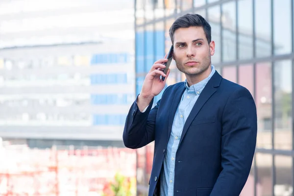 Retrato Lateral Del Hombre Negocios Hablando Con Teléfono Móvil Ciudad —  Fotos de Stock