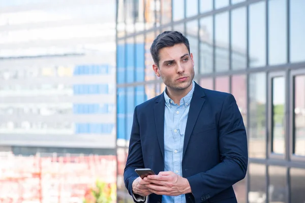 Ritratto Uomo Affari Piedi Città Che Tiene Cellulare Distoglie Sguardo — Foto Stock