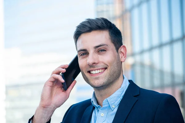 Закрыть Портрет Бизнесмена Разговаривающего Мобильным Телефоном Городе — стоковое фото