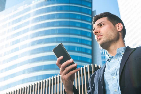 Close Portret Poważnego Biznesmena Trzymającego Telefon Komórkowy Mieście — Zdjęcie stockowe