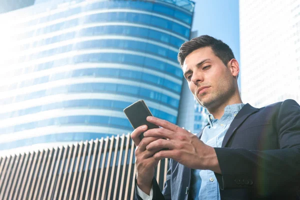 Primer Plano Retrato Hombre Negocios Serio Mirando Teléfono Móvil Ciudad — Foto de Stock