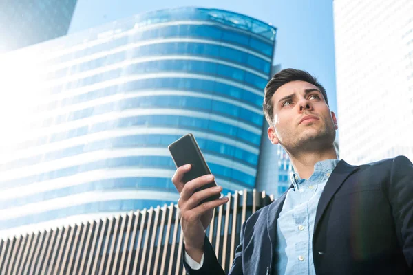 Primer Plano Retrato Hombre Negocios Serio Sosteniendo Teléfono Ciudad Mirando — Foto de Stock