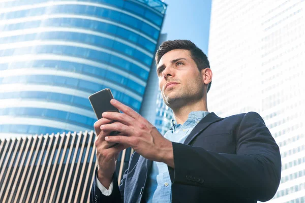 Detail Portrét Pohledného Mladého Podnikatele Držícího Mobilní Telefon Městském Městě — Stock fotografie