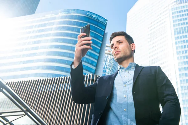 Retrato Jovem Empresário Cidade Olhando Para Telefone Celular — Fotografia de Stock