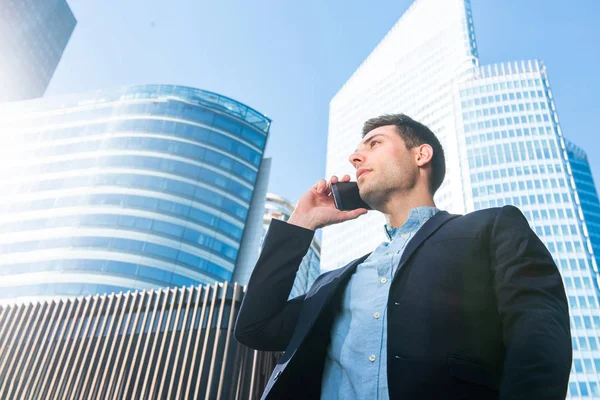 Porträtt Ung Affärsman Talar Med Mobiltelefon Staden — Stockfoto