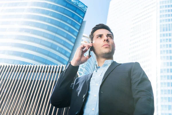 Porträtt Ung Affärsman Talar Med Mobiltelefon Stadsbyggnaden Bakgrunden — Stockfoto