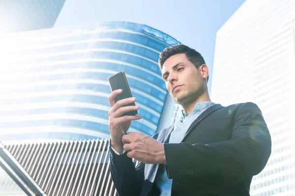 Portret Van Jonge Zakenman Zoek Naar Mobiele Telefoon Stad — Stockfoto