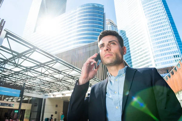 Porträtt Seriös Ung Affärsman Talar Med Mobiltelefon Staden — Stockfoto