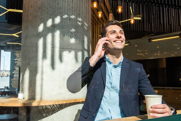 Портрет Молодого Бизнесмена Сидящего Кафе Разговаривающего Мобильным Телефоном Пьющего Кофе — стоковое фото