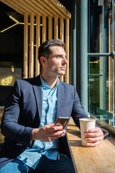 Portrait Homme Affaires Assis Café Avec Une Boisson Café Téléphone — Photo