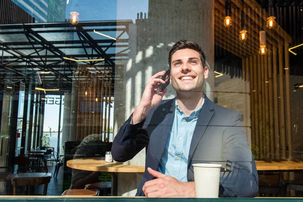 Портрет Улыбающегося Бизнесмена Сидящего Кафе Разговаривающего Телефоном — стоковое фото