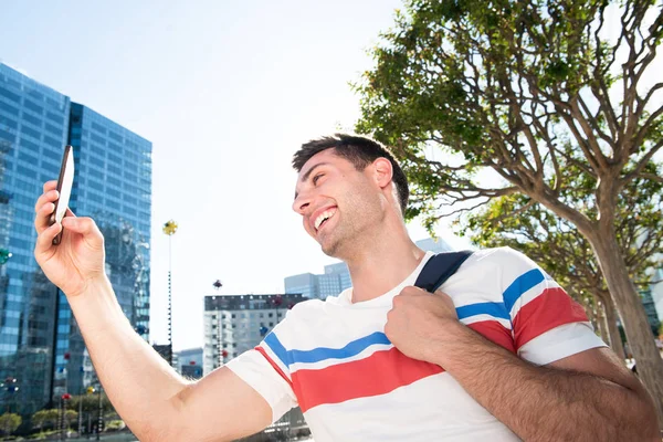 Retrato Lateral Jovem Tomando Selfie Cidade Com Celular — Fotografia de Stock