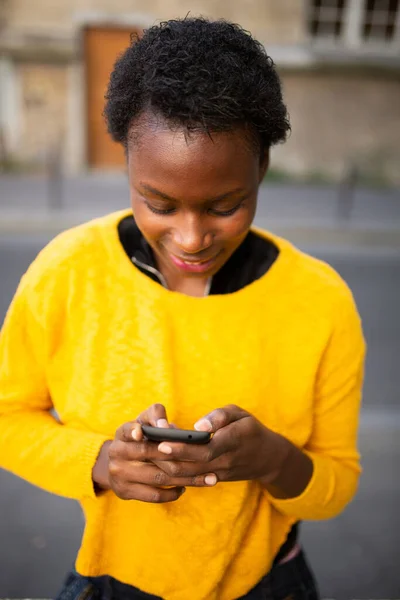 Close Portrait Smiling African Woman Looking Mobile Phone Ion City — Stockfoto