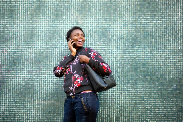 Retrato Mujer Africana Feliz Apoyado Contra Pared Hablando Con Teléfono — Foto de Stock