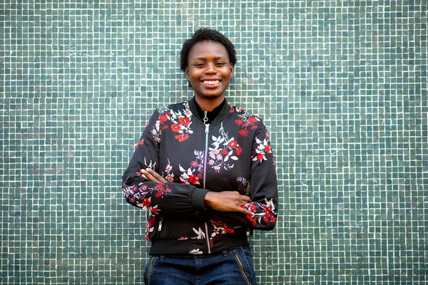 Retrato Joven Mujer Africana Sonriendo Con Los Brazos Cruzados Por —  Fotos de Stock