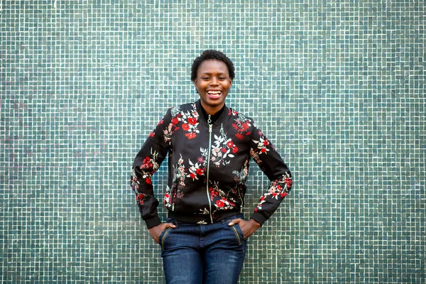 Портрет Счастливая Молодая Африканская Женщина Смеется Над Зеленой Стеной — стоковое фото