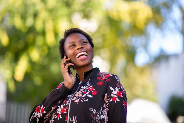 Primer Plano Retrato Alegre Joven Africana Hablando Con Teléfono Móvil —  Fotos de Stock