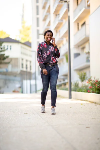 Retrato Cuerpo Completo Sonriendo Joven Africana Caminando Hablando Ciudad Con —  Fotos de Stock