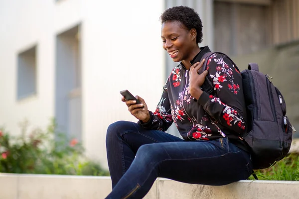 Seitenporträt Glückliche Junge Afrikanerin Sitzt Mit Tasche Und Schaut Aufs — Stockfoto