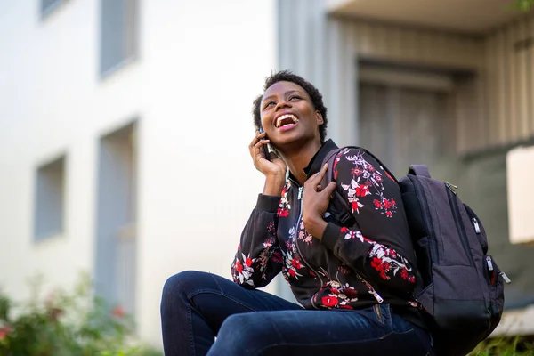 Retrato Joven Mujer Africana Feliz Sentado Con Bolsa Hablando Con —  Fotos de Stock