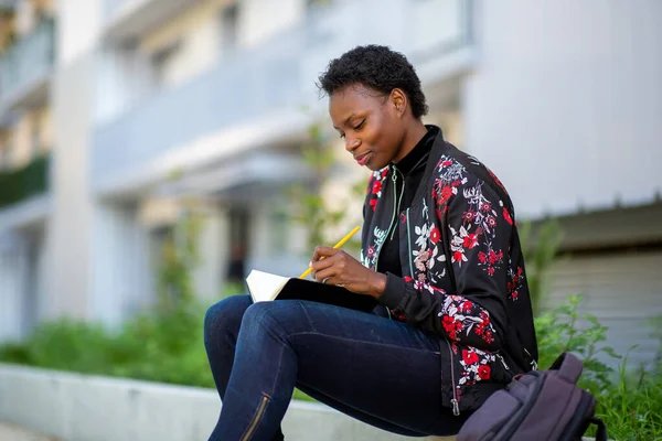 Boční Portrét Mladá Africká Žena Sedí Venku Knihou — Stock fotografie