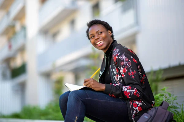 Portret Gelukkige Jonge Afrikaanse Vrouw Zitten Buiten Met Boek — Stockfoto