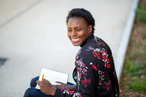 Primer Plano Retrato Lado Feliz Joven Africana Sentada Fuera Escritura — Foto de Stock