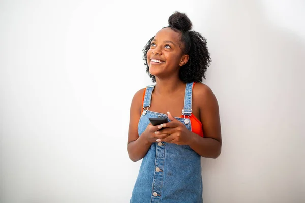 Портрет Усміхненої Африканської Дівчинки Яка Тримає Мобільний Телефон Дивиться Вгору — стокове фото