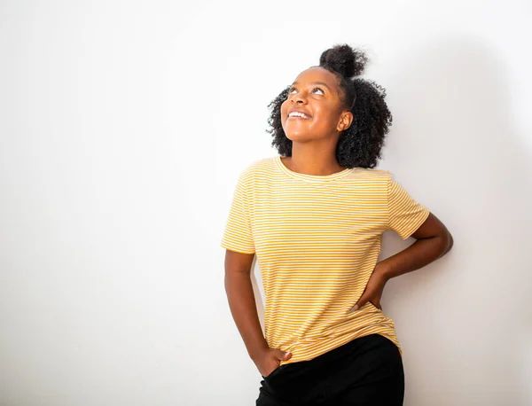 Retrato Feliz Sorrindo Menina Negra Olhando Para Cima Por Fundo — Fotografia de Stock