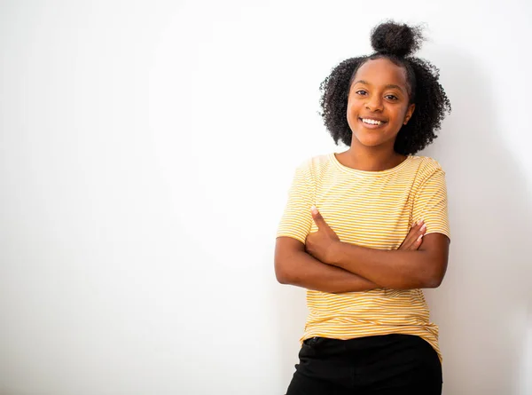 Портрет Африканської Дівчини Підлітка Яка Посміхається Руками Схрещеними Білим Фоном — стокове фото