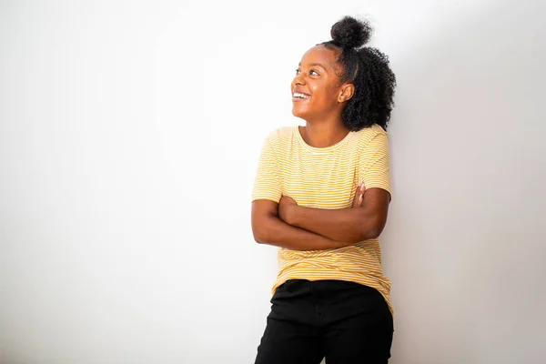 Портрет Африканської Дівчинки Підлітка Яка Сміється Рук Схрещених Білому Фоні — стокове фото