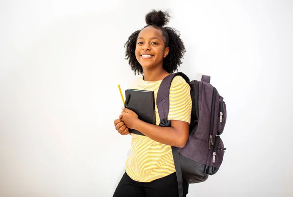 Portrét Africký Americký Dospívající Dívka Student Úsměv Taškou Knihami Izolované — Stock fotografie