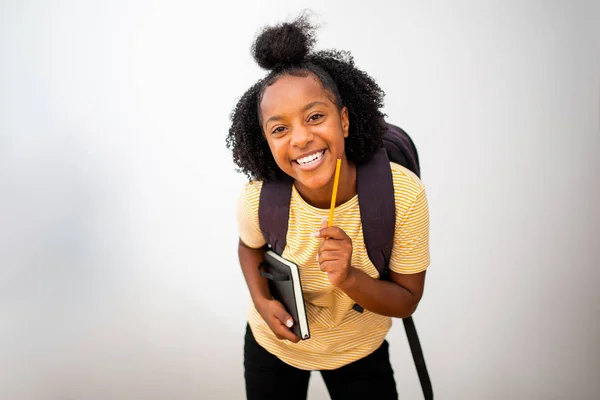 Porträtt Skrattar Afrikansk Amerikansk Flicka Student Med Väska Och Böcker — Stockfoto