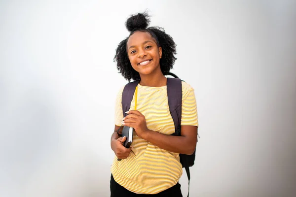 Портрет Щасливої Афроамериканської Студентки Сумкою Книжками Які Стоять Ізольованому Білому — стокове фото