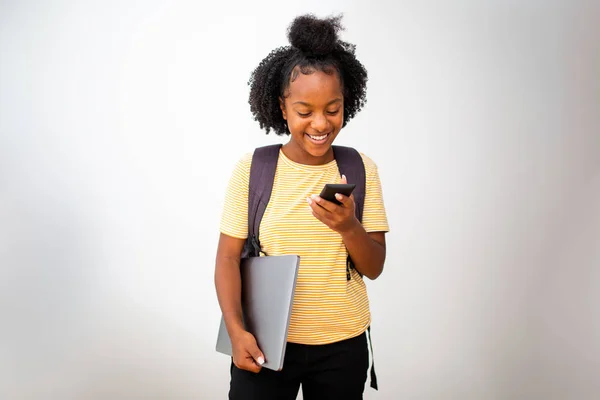 Porträtt Afrikansk Amerikansk Tonåring Flicka Med Bärbar Dator Och Mobiltelefon — Stockfoto