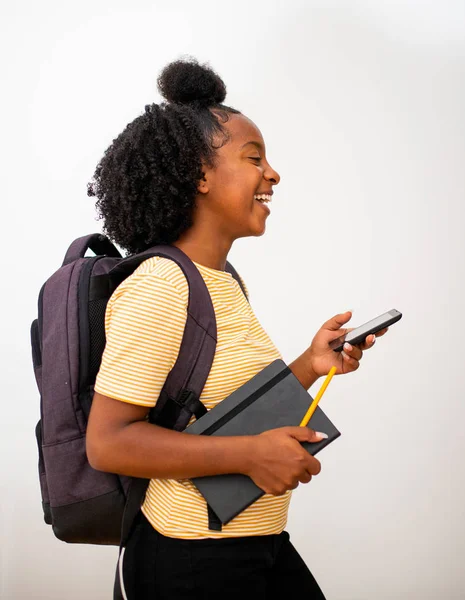 Side Porträtt Skrattar Afrikansk Amerikansk Tonåring Flicka Med Bärbar Dator — Stockfoto