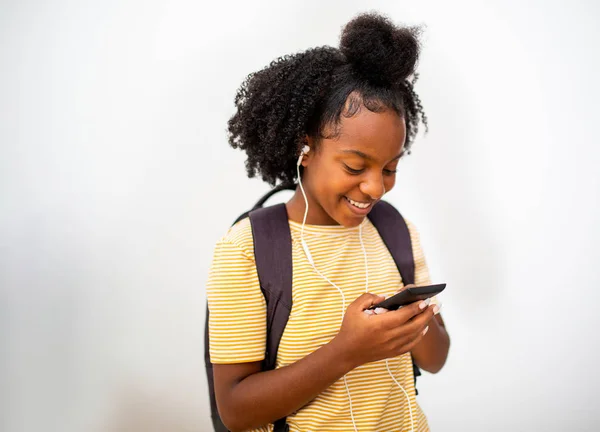 Portret Glimlachend Afrikaans Amerikaans Tiener Meisje Luisteren Naar Muziek Met — Stockfoto