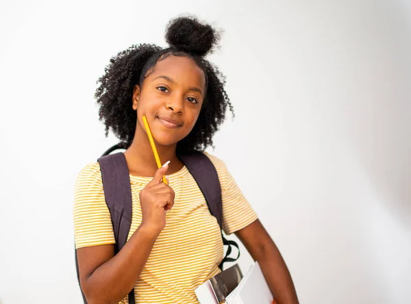 Porträtt Afrikansk Amerikansk Kvinna Student Med Väska Och Böcker Tänkande — Stockfoto